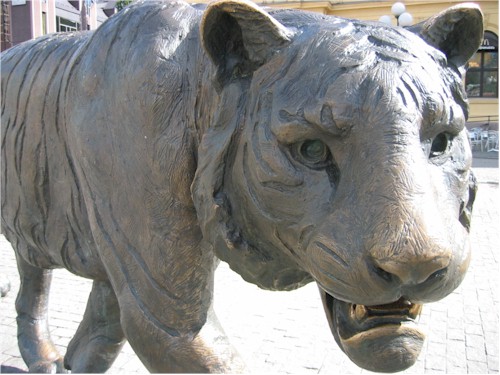 tiger statue at oslo train station